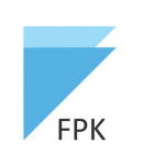 Logotyp FPK z niebieskim geometrycznym symbolem oraz skr&oacute;tem &bdquo;FPK&rdquo;.