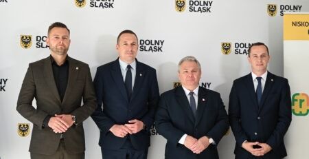 Konferencja dotycząca projektu Dolnośląskie Małe Granty. Na zdjęciu przedsawiwciele UMWD oraz Fundusz Regionu Wałbrzyskiego