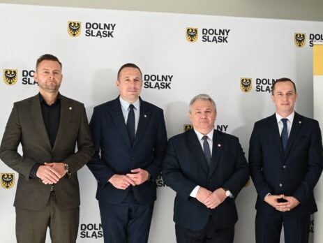 Konferencja dotycząca projektu Dolnośląskie Małe Granty. Na zdjęciu przedsawiwciele UMWD oraz Fundusz Regionu Wałbrzyskiego