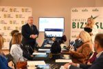 Fundusz Regionu Wałbrzyskiego rozpoczął nabór do jednej z najważniejszych inicjatyw gospodarczych w regionie, która promuje przedsiębiorców, samorządy, instytucje i podmioty ekonomii społecznej wpływające na rozwój Dolnego Śląska. Bezpłatne zgłoszenia można przesyłać do 30 września 2026 roku aż 8 kategoriach. Finałowa Gala odbędzie się 23 października 2026 roku w Starej Kopalni w Wałbrzychu, a muzyczną gwiazdą wieczoru będzie zespół Lombard. (6)