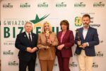 Fundusz Regionu Wałbrzyskiego rozpoczął nabór do jednej z najważniejszych inicjatyw gospodarczych w regionie, która promuje przedsiębiorców, samorządy, instytucje i podmioty ekonomii społecznej wpływające na rozwój Dolnego Śląska. Bezpłatne zgłoszenia można przesyłać do 30 września 2026 roku aż 8 kategoriach. Finałowa Gala odbędzie się 23 października 2026 roku w Starej Kopalni w Wałbrzychu, a muzyczną gwiazdą wieczoru będzie zespół Lombard. (5)