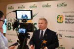 Fundusz Regionu Wałbrzyskiego rozpoczął nabór do jednej z najważniejszych inicjatyw gospodarczych w regionie, która promuje przedsiębiorców, samorządy, instytucje i podmioty ekonomii społecznej wpływające na rozwój Dolnego Śląska. Bezpłatne zgłoszenia można przesyłać do 30 września 2026 roku aż 8 kategoriach. Finałowa Gala odbędzie się 23 października 2026 roku w Starej Kopalni w Wałbrzychu, a muzyczną gwiazdą wieczoru będzie zespół Lombard. (4)